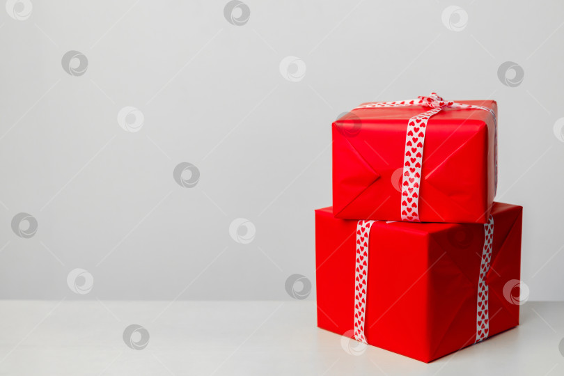 Скачать две подарочные коробки на белом фоне. Подарок на день Святого Валентина, день матери и Рождество. Место для вашего текста. фотосток Ozero