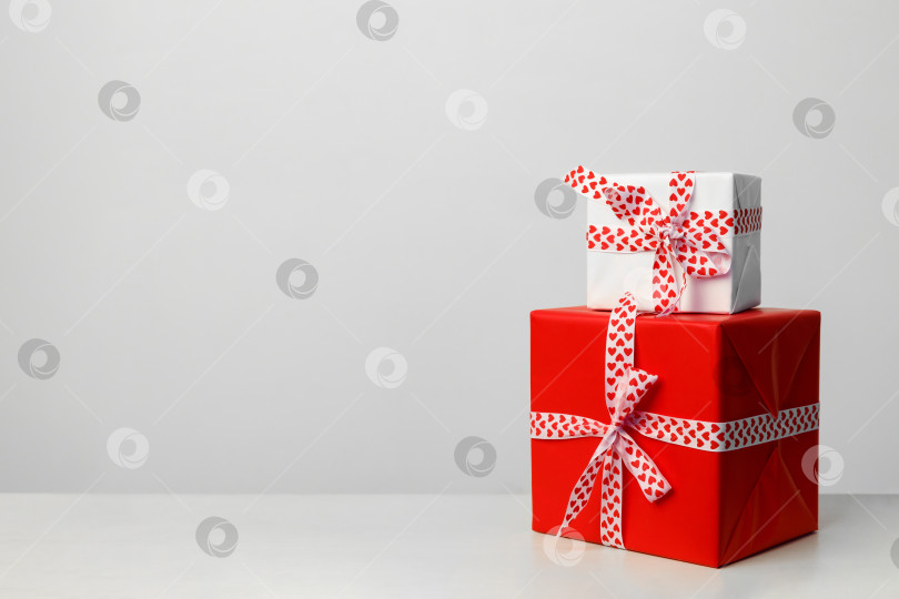 Скачать две подарочные коробки на белом фоне. Подарок на день Святого Валентина, день матери и Рождество. Место для вашего текста. фотосток Ozero