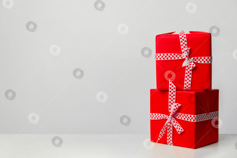 Скачать две подарочные коробки на белом фоне. Подарок на день Святого Валентина, день матери и Рождество. Место для вашего текста. фотосток Ozero