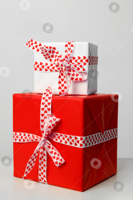 Скачать две подарочные коробки на белом фоне. Подарок на день Святого Валентина, день матери и Рождество. Поздравительная открытка фотосток Ozero