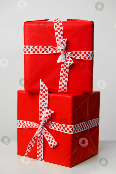 Скачать две подарочные коробки на белом фоне. Подарок на день Святого Валентина, день матери и Рождество. Поздравительная открытка фотосток Ozero