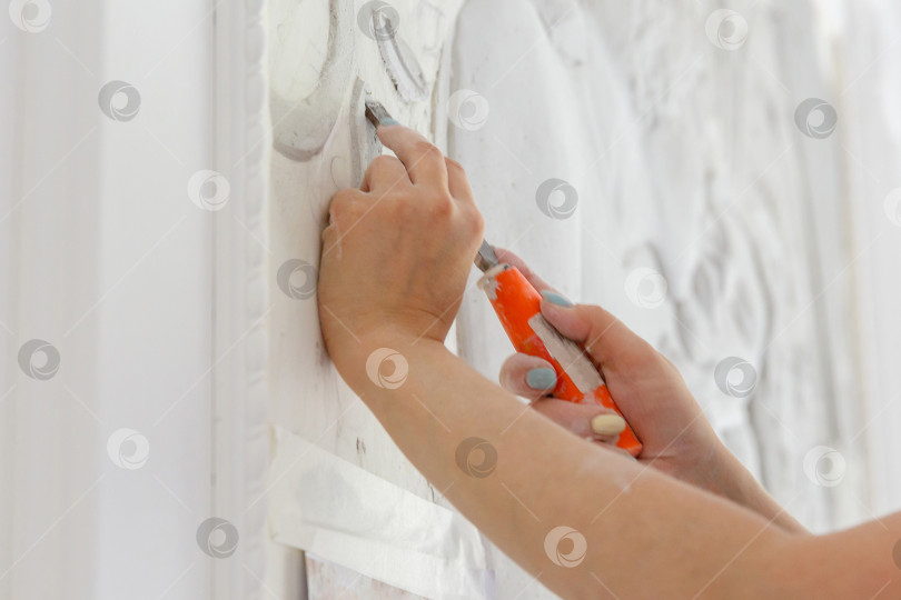 Скачать женские руки за работой, резец вырезает барельефный узор фотосток Ozero