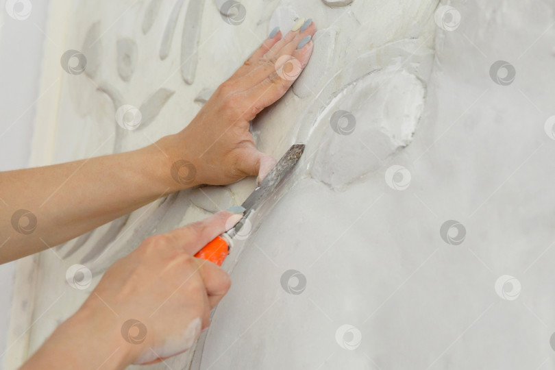 Скачать женские руки за работой, резец вырезает барельефный узор фотосток Ozero