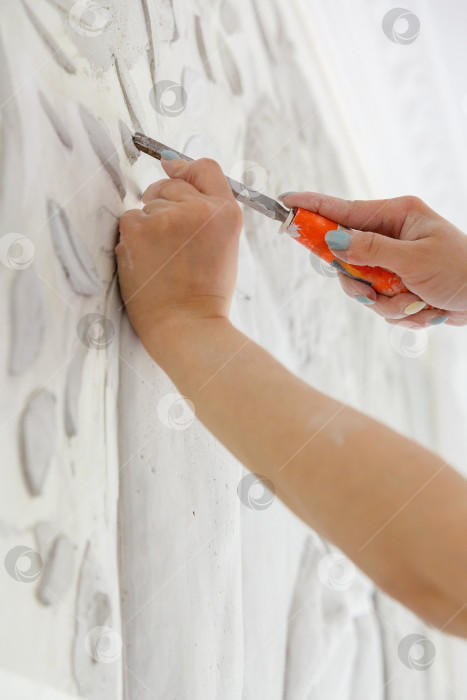 Скачать женские руки за работой, резец вырезает барельефный узор фотосток Ozero