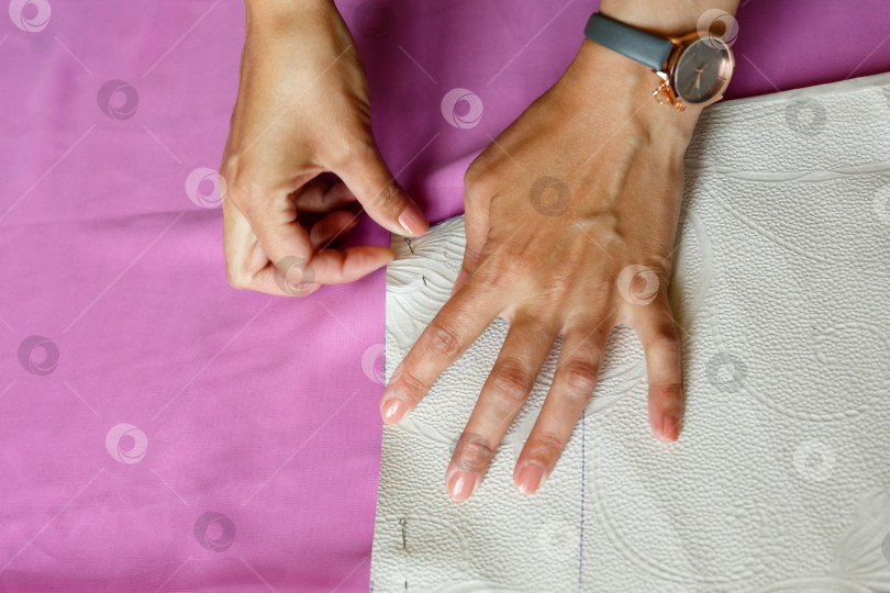 Скачать швея прикалывает выкройку к ткани фотосток Ozero