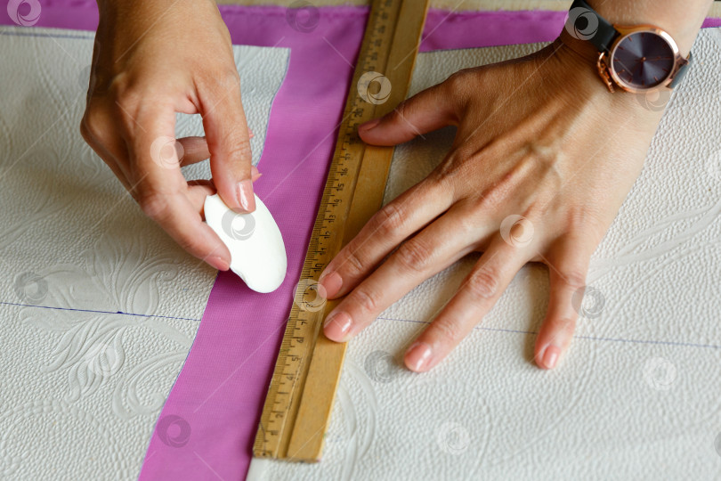 Скачать швея рисует узор на ткани фотосток Ozero