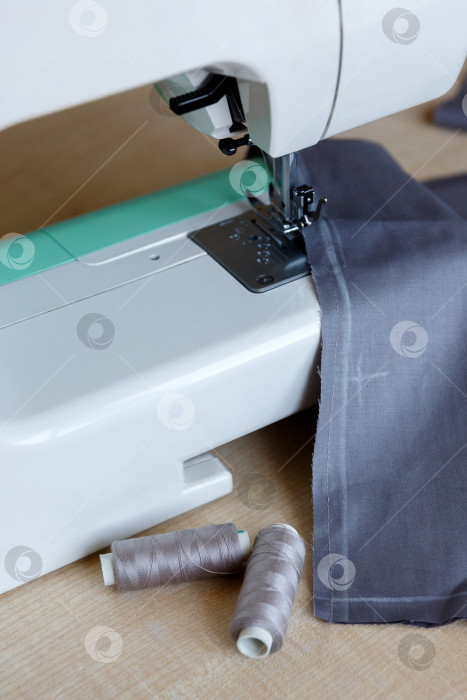 Скачать Натюрморт. Принадлежности для шитья. Нитки и ткань фотосток Ozero