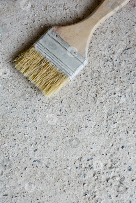 Скачать Плоская деревянная кисть для рисования на бетонном фоне фотосток Ozero