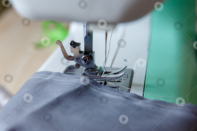 Скачать Рабочий процесс. Лапка и игла швейной машины фотосток Ozero