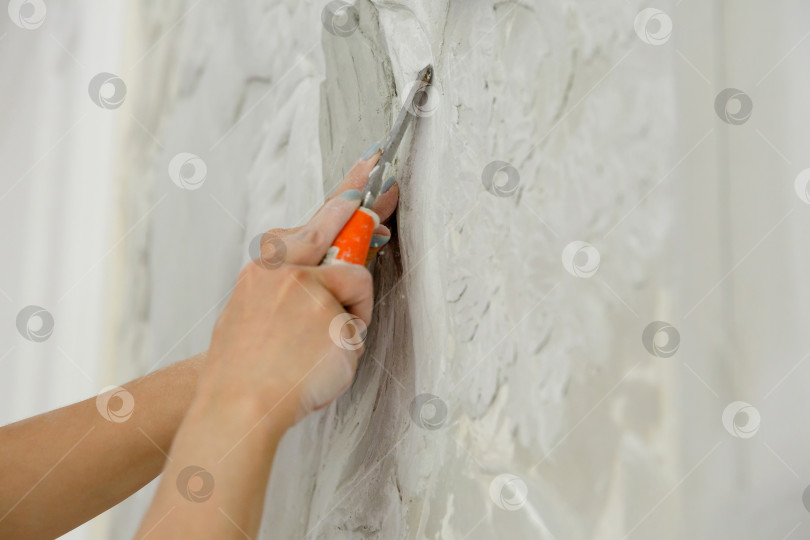 Скачать женские руки за работой, резец вырезает барельефный узор фотосток Ozero