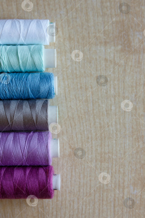 Скачать Ровно уложите. Мотки ниток разных цветов фотосток Ozero