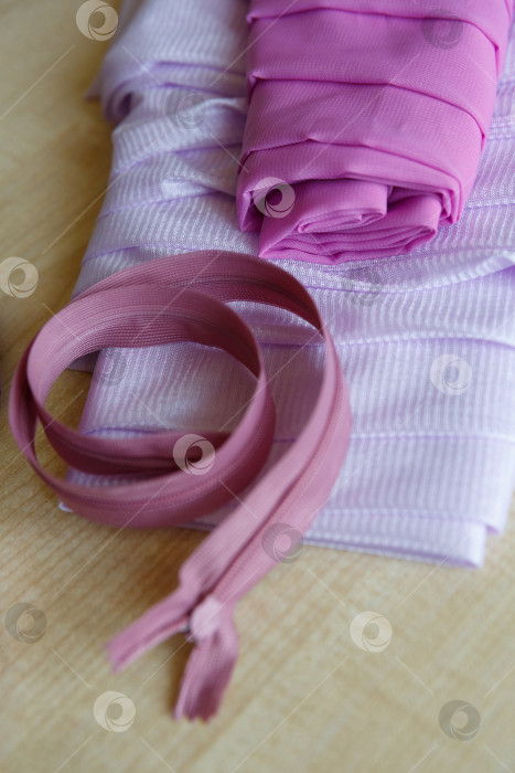 Скачать Натюрморт. Принадлежности для шитья. Застежка-молния и ткань на деревянном столе фотосток Ozero