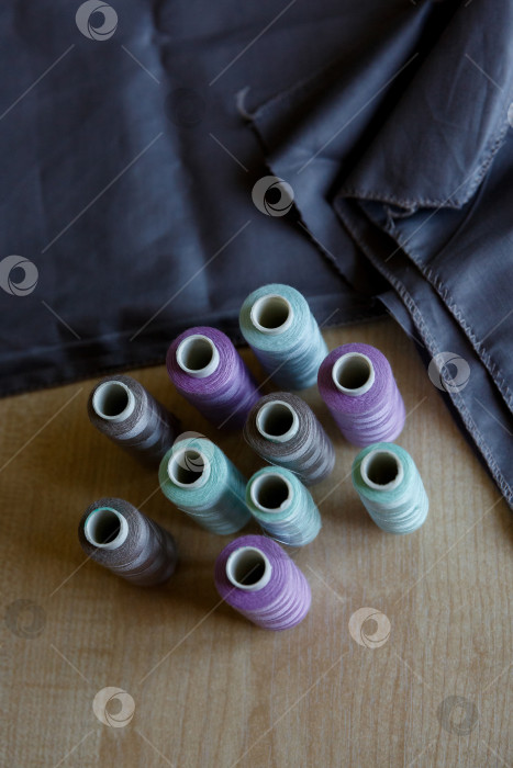 Скачать Натюрморт. Принадлежности для шитья. Нитки и ткань на деревянном столе фотосток Ozero