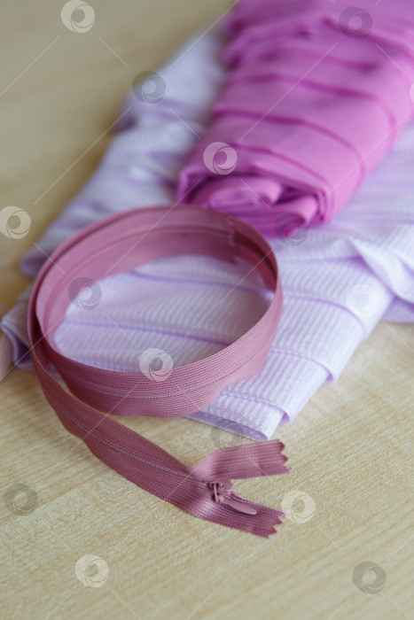 Скачать Натюрморт. Принадлежности для шитья. Застежка-молния и ткань на деревянном столе фотосток Ozero