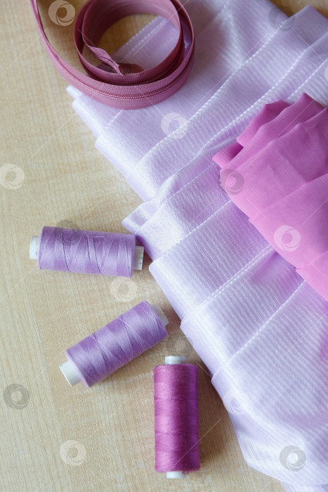 Скачать Натюрморт. Принадлежности для шитья. Нитки, застежка-молния и ткань фотосток Ozero