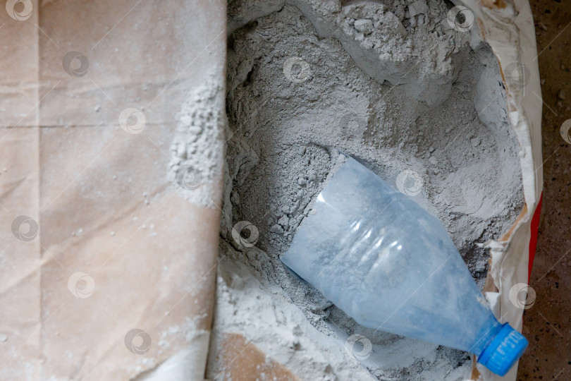 Скачать сухой порошкообразный раствор серого цвета в бумажном пакете фотосток Ozero