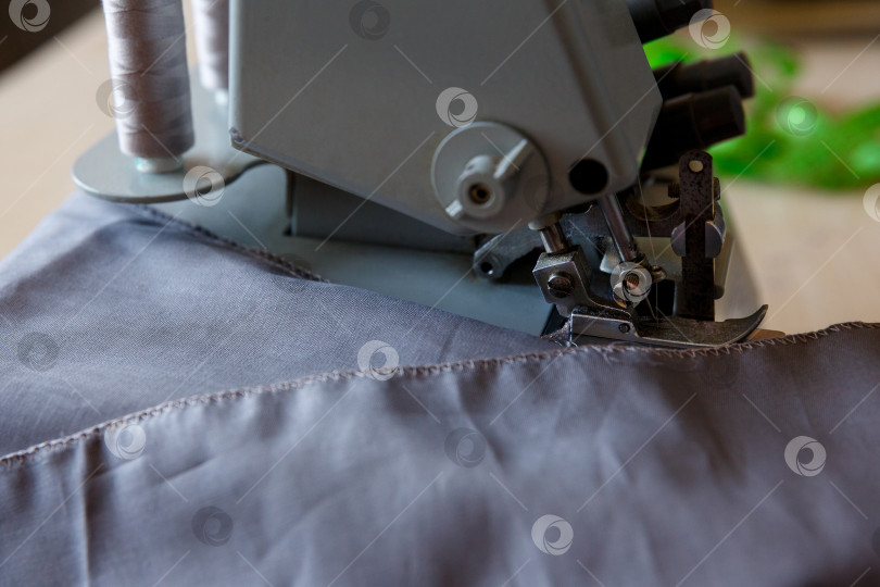 Скачать Рабочий процесс. Лапка для оверлока и ткань фотосток Ozero