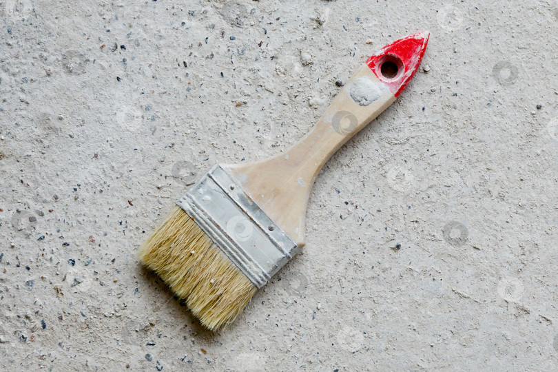 Скачать Использованная большая кисть для рисования на бетонном фоне фотосток Ozero