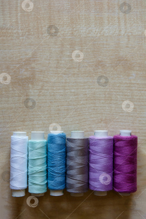 Скачать Ровно уложите. Мотки ниток разных цветов фотосток Ozero