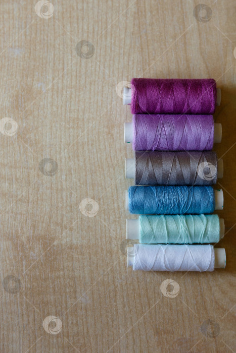 Скачать Ровно уложите. Мотки ниток разных цветов фотосток Ozero