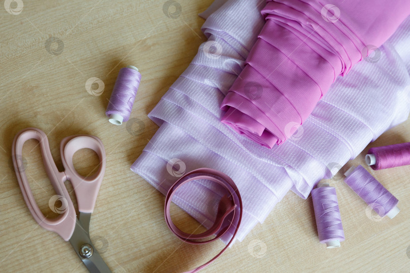 Скачать Натюрморт. Принадлежности для шитья. Ножницы, нитки, застежка-молния и ткань фотосток Ozero