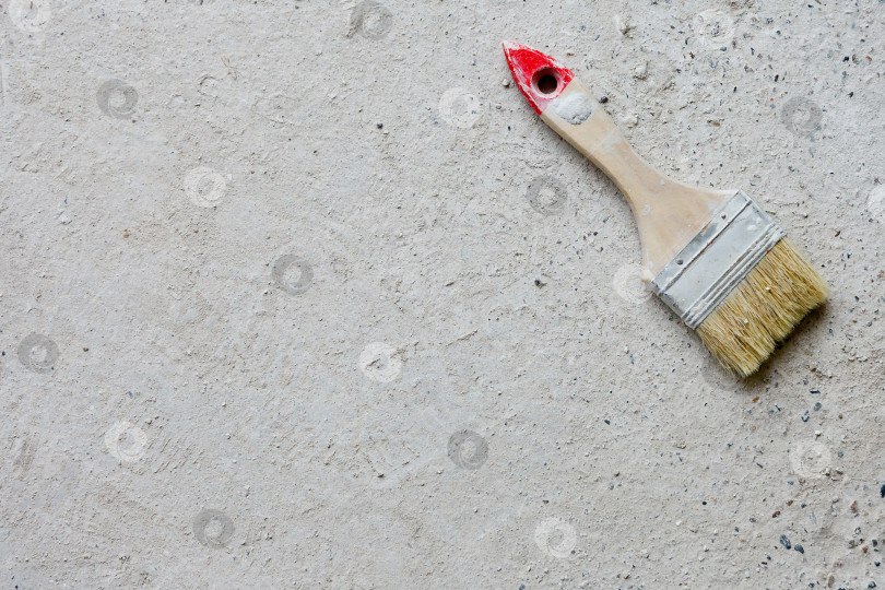 Скачать Использована большая кисть для рисования на бетонном фоне фотосток Ozero