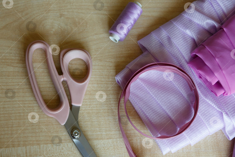 Скачать Натюрморт. Принадлежности для шитья. Ножницы, нитки, застежка-молния и ткань фотосток Ozero