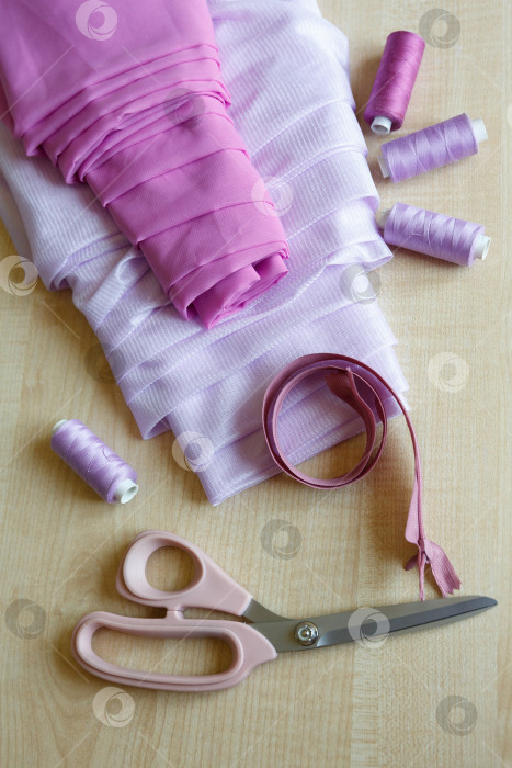 Скачать Натюрморт. Принадлежности для шитья. Ножницы, нитки, застежка-молния и ткань фотосток Ozero