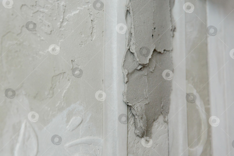 Скачать нанесите шпаклевочный раствор или цементный раствор на бетонную стену фотосток Ozero
