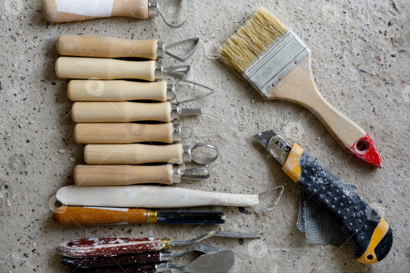 Скачать Инструменты для создания барельефов и кисть на бетонном полу фотосток Ozero