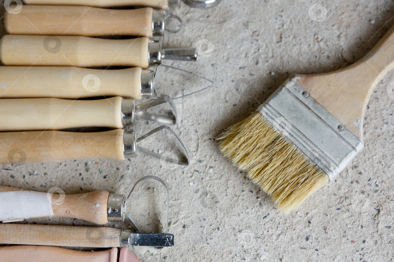 Скачать Инструменты для создания барельефа и кисть на бетонном фоне фотосток Ozero