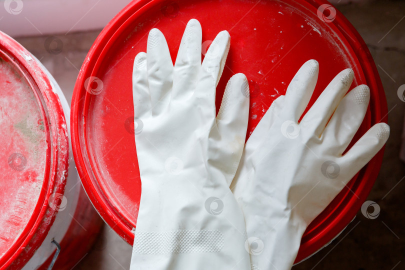 Скачать Использовал латексные перчатки на ведре с краской фотосток Ozero