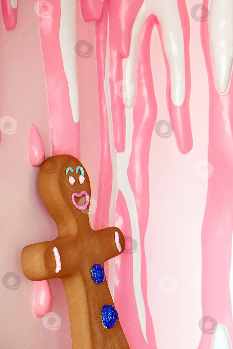 Скачать пряничный человечек на фоне стены, покрытой глазурью фотосток Ozero