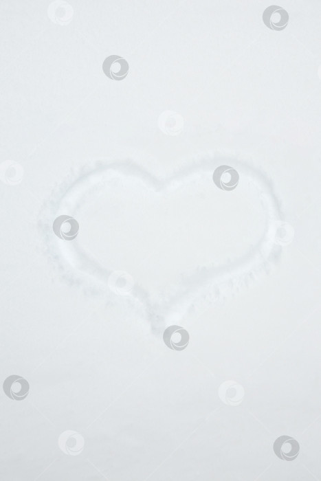 Скачать Сердце, нарисованное пальцем на снегу фотосток Ozero