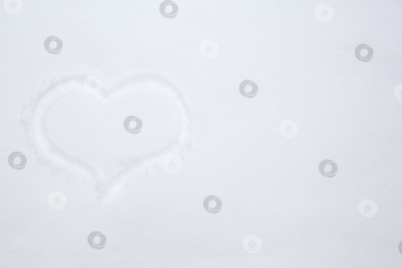 Скачать Сердце, нарисованное пальцем на снегу фотосток Ozero