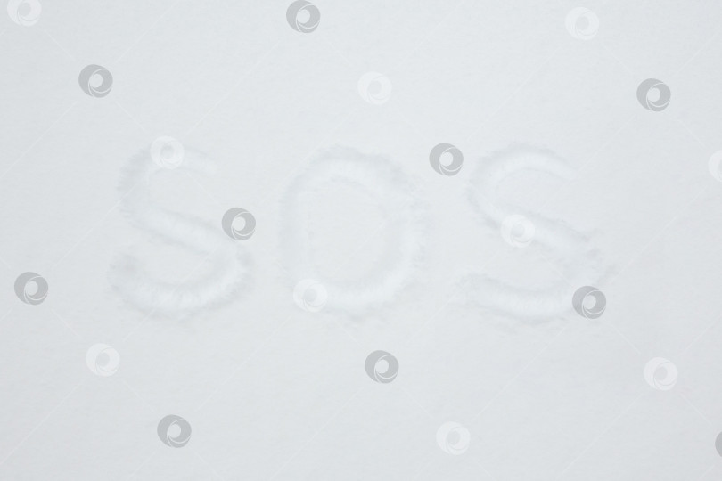 Скачать Знак SOS, нарисованный пальцем на снегу фотосток Ozero