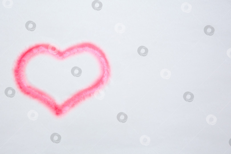 Скачать Сердце, нарисованное пальцем на снегу фотосток Ozero