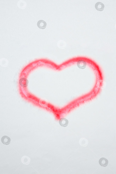 Скачать Сердце, нарисованное пальцем на снегу фотосток Ozero