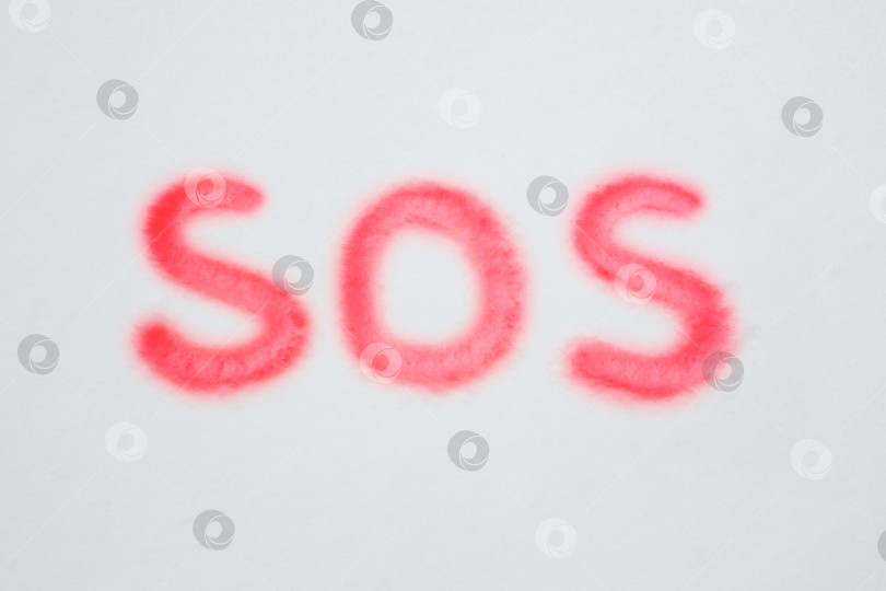 Скачать Знак SOS, нарисованный пальцем на снегу фотосток Ozero