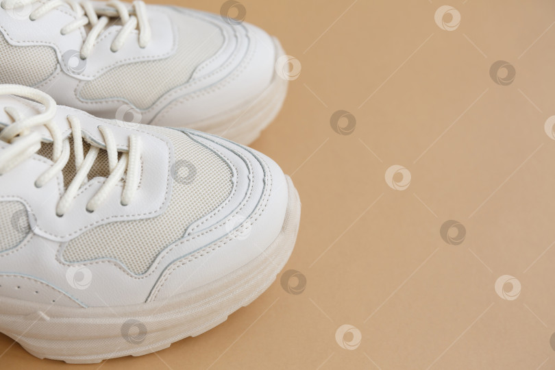 Скачать Кроссовки. Обувь для активных видов спорта и тренировок фотосток Ozero