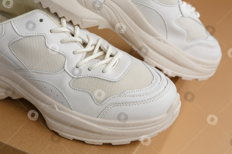 Скачать Кроссовки. Обувь для активных видов спорта и тренировок фотосток Ozero