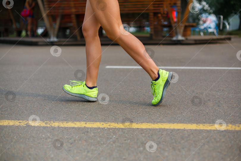 Скачать ноги бегущей спортивной девушки в зеленых кроссовках фотосток Ozero