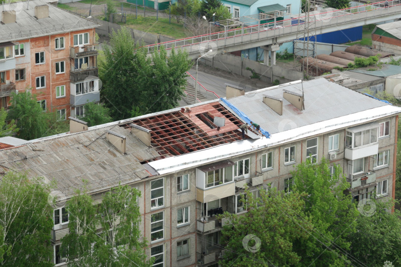 Скачать Ремонтные работы на старой крыше. Замена шифера фотосток Ozero