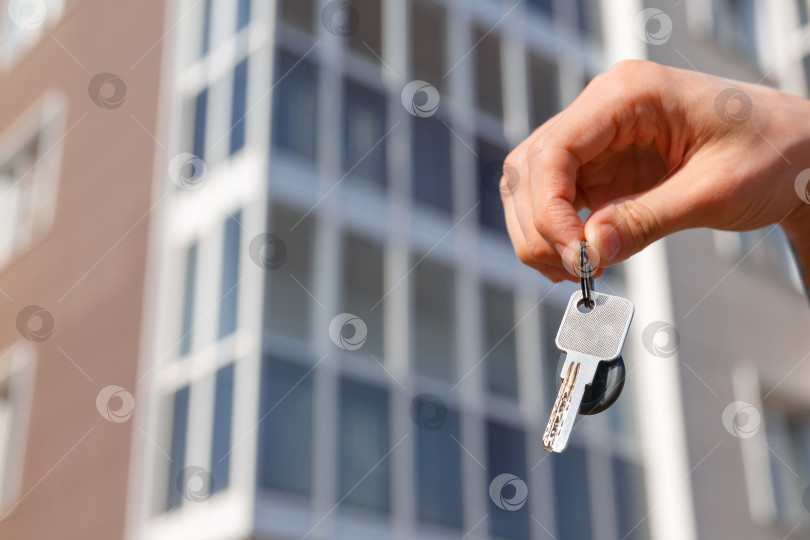 Скачать Рука держит ключи от новой квартиры в доме фотосток Ozero