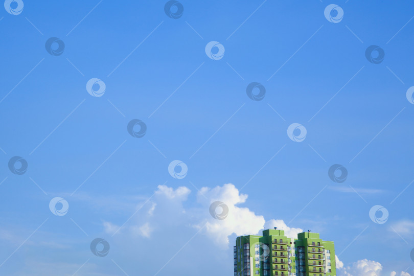 Скачать Спальный район. Многоквартирный дом на фоне голубого неба фотосток Ozero