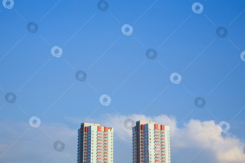 Скачать Спальный район. Жилые здания на фоне голубого неба фотосток Ozero