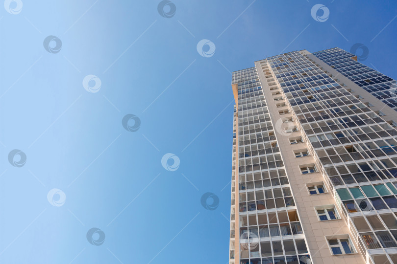 Скачать Новый высокий дом на фоне голубого неба фотосток Ozero