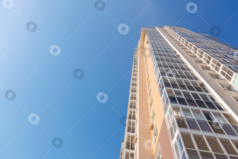 Скачать Новый высокий дом на фоне голубого неба фотосток Ozero