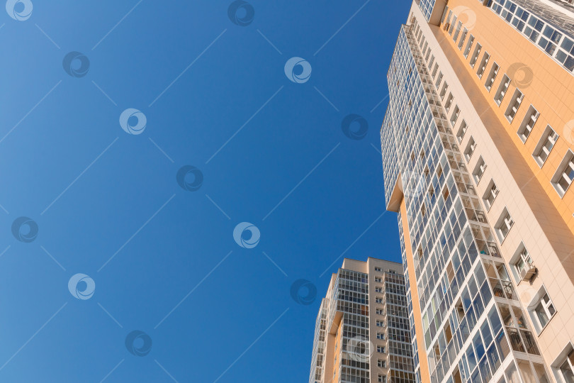 Скачать Новый высокий дом на фоне голубого неба фотосток Ozero