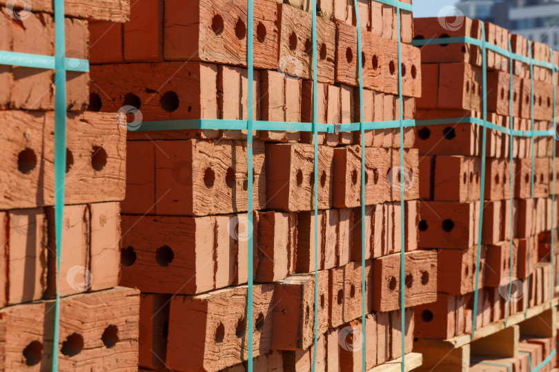 Скачать Фон и текстура. Кирпичные поддоны на строительной площадке фотосток Ozero